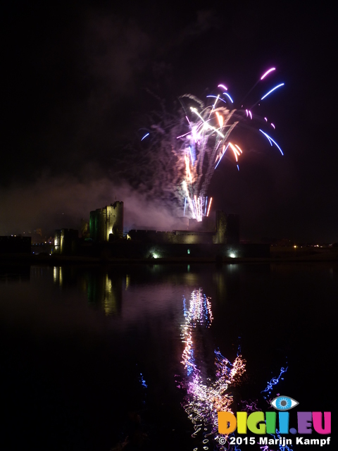 FZ024285 Fireworks over Caerphilly Castle